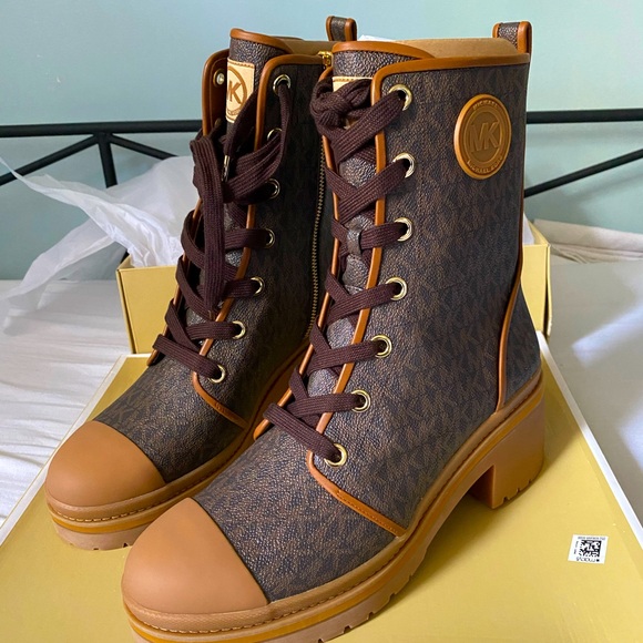 Michael Kors high top monogram boot - Picture 1 of 5